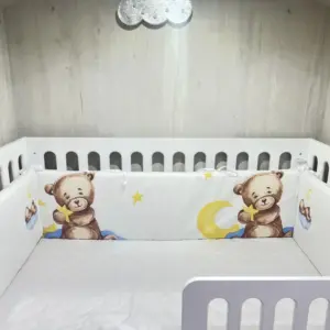 Класически обиколник Мечо - Бяло за бебешка кошара &ndash; ръчна изработка