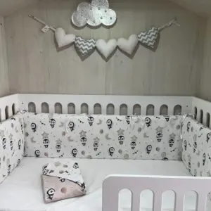 Класически обиколник Пингвини - Бяло за бебешка кошара &ndash; ръчна изработка