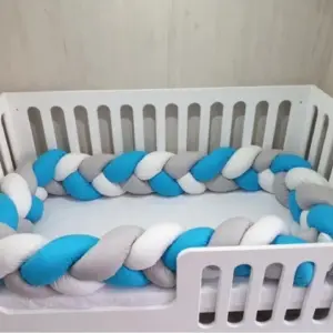 Плетен обиколник Сиво, бяло, синьо B06 за бебешка кошара &ndash; ръчна изработка
